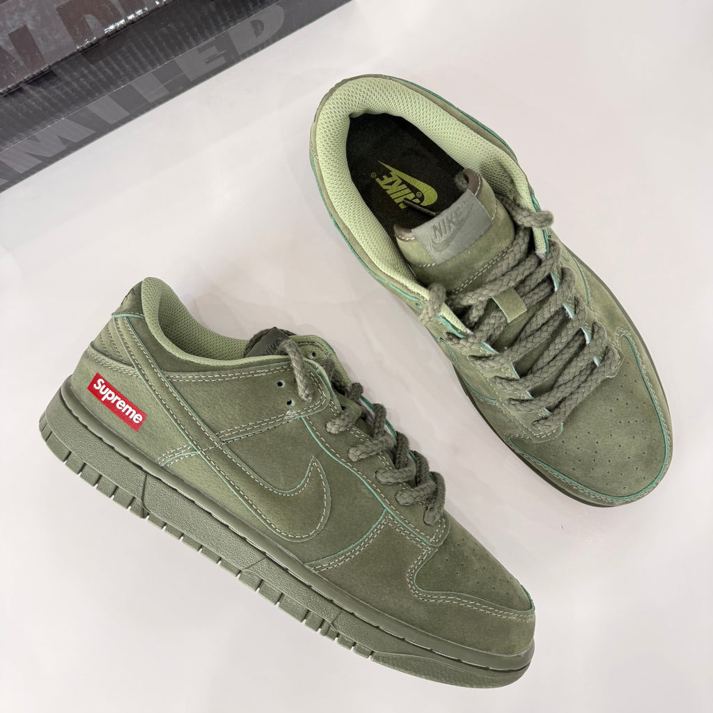 NIKE SB DUNKS x SUPEREME