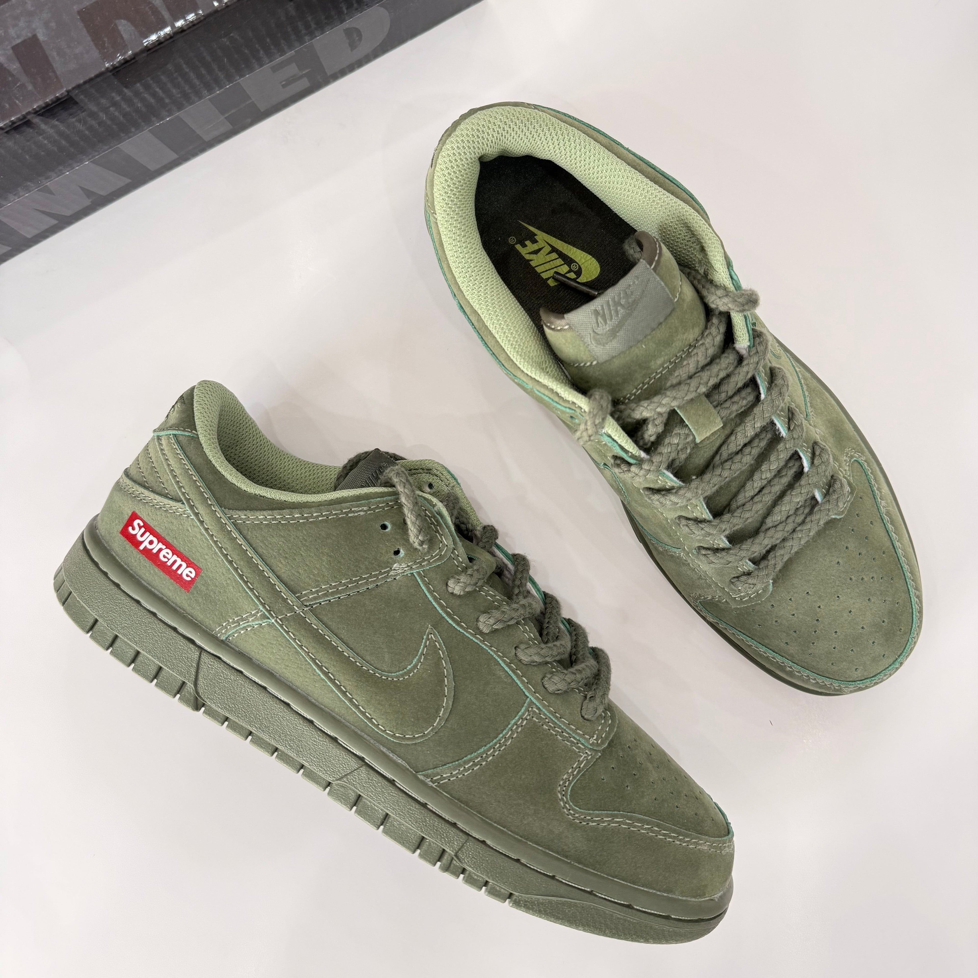 NIKE SB DUNKS x SUPEREME