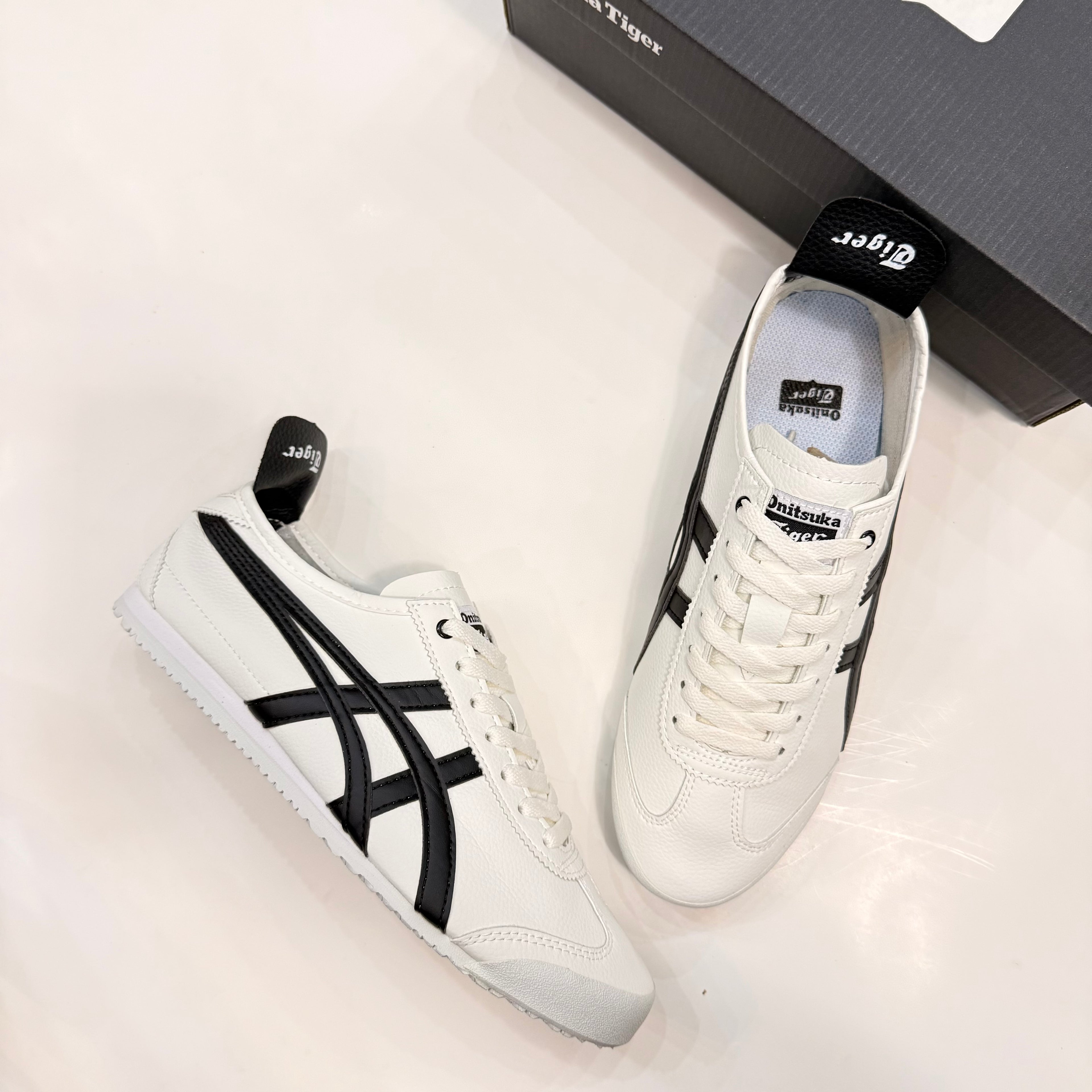 ONITSUKA TIGER